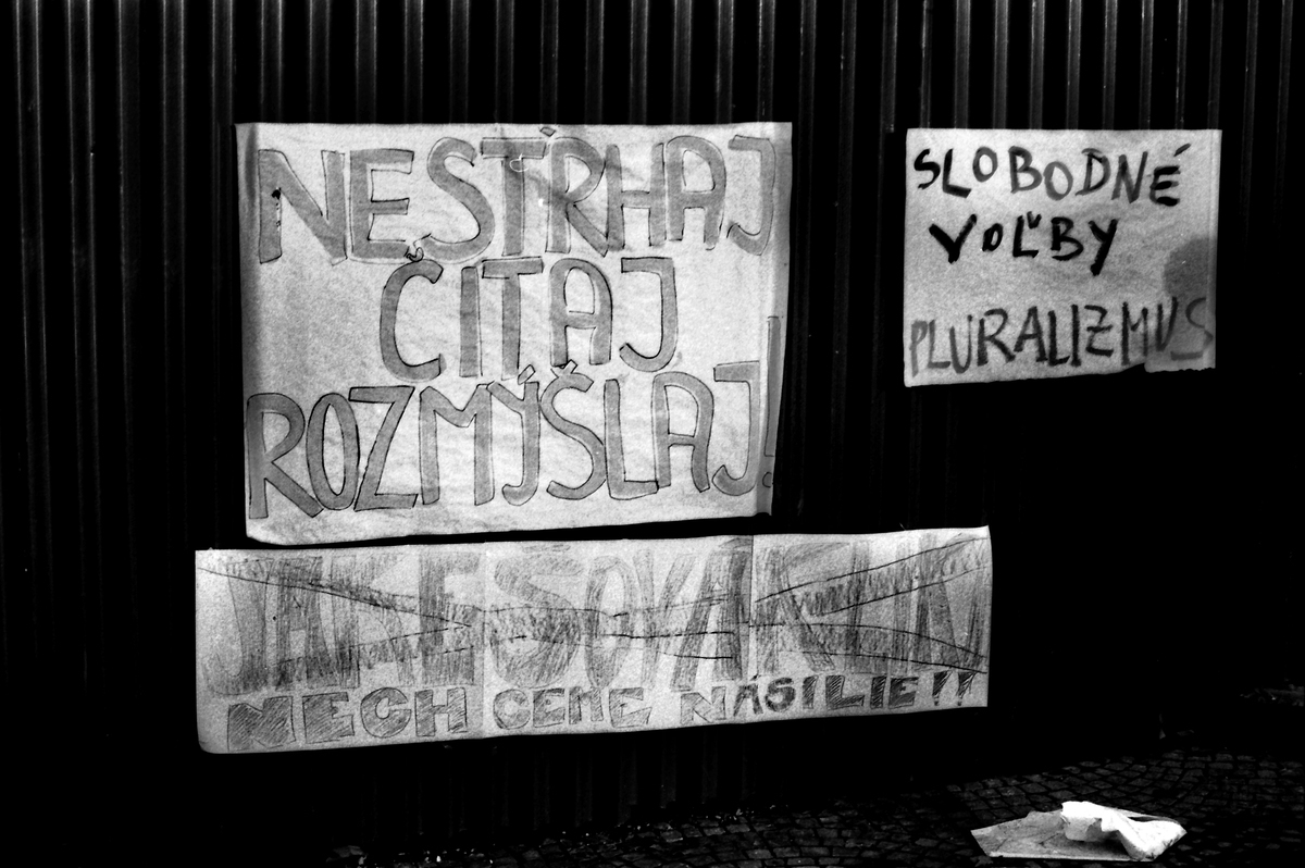 Ján Lörincz, Generálny štrajk - Námestie SNP - podchod a ulice. 1989. Súkromný majetok